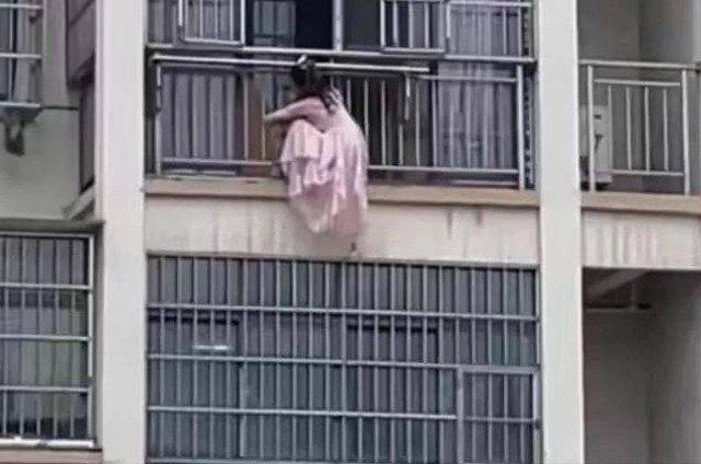 Cái kết bẽ bàng cho người phụ nữ trèo ra ban công trốn vợ của người tình-2