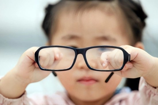 Con gái mới 9 tuổi đã bị cận 10 độ, bố mẹ ngỡ ngàng khi biết lý do được di truyền từ mình
