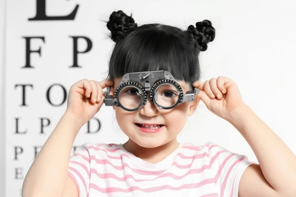 Con gái mới 9 tuổi đã bị cận 10 độ, bố mẹ ngỡ ngàng khi biết lý do được di truyền từ mình-1