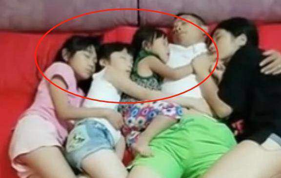 Nhà có 3 cô con gái thích ngủ với bố mẹ từ nhỏ, mẹ tình cờ chụp được ảnh này liền quyết định cho con ngủ riêng-2