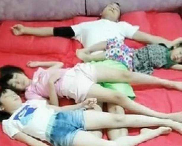 Nhà có 3 cô con gái thích ngủ với bố mẹ từ nhỏ, mẹ tình cờ chụp được ảnh này liền quyết định cho con ngủ riêng-3