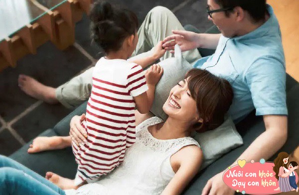 Nhà có 3 cô con gái thích ngủ với bố mẹ từ nhỏ, mẹ tình cờ chụp được ảnh này liền quyết định cho con ngủ riêng-5