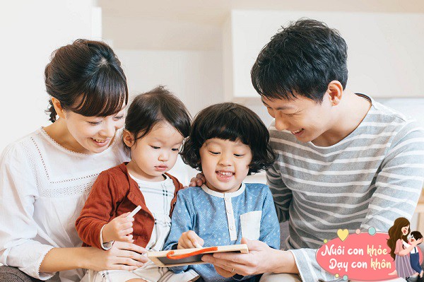 Nhà có 3 cô con gái thích ngủ với bố mẹ từ nhỏ, mẹ tình cờ chụp được ảnh này liền quyết định cho con ngủ riêng-9