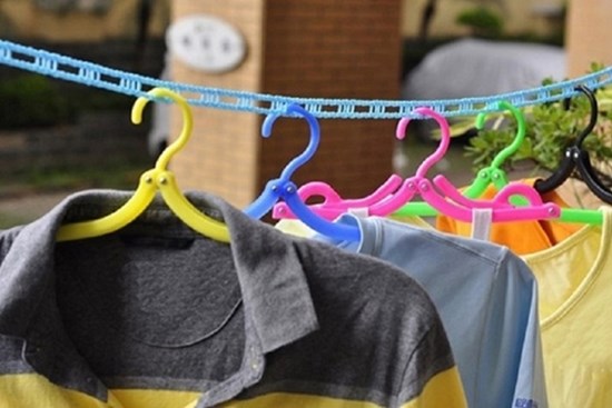 Phơi quần áo đối diện cửa ra vào, nên hay không?