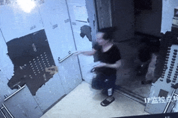 Cô gái bị dây xích siết chặt tay khi dắt chó vào thang máy-1