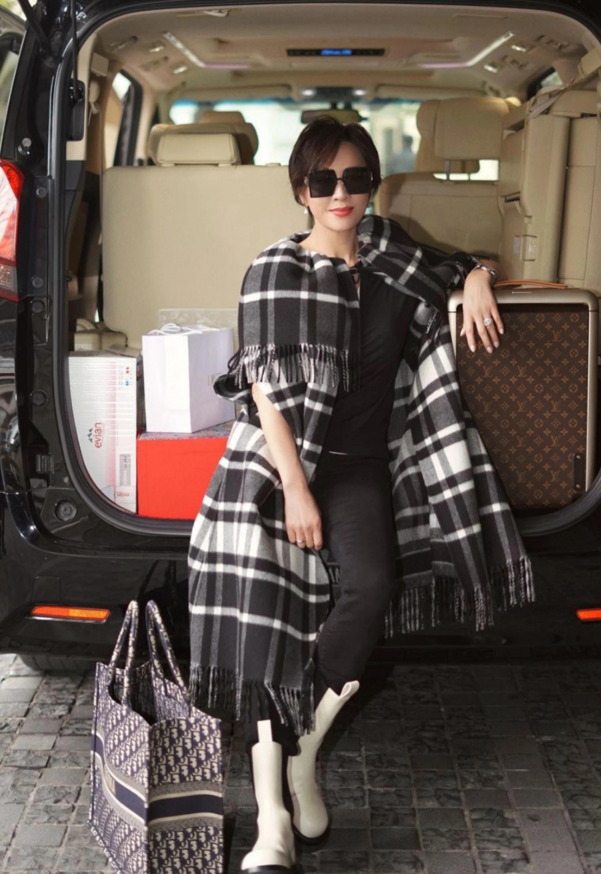 Sự xa hoa của vợ chồng Lương Triều Vỹ: Tiền tiêu không hết, ai sẽ thừa kế?-3