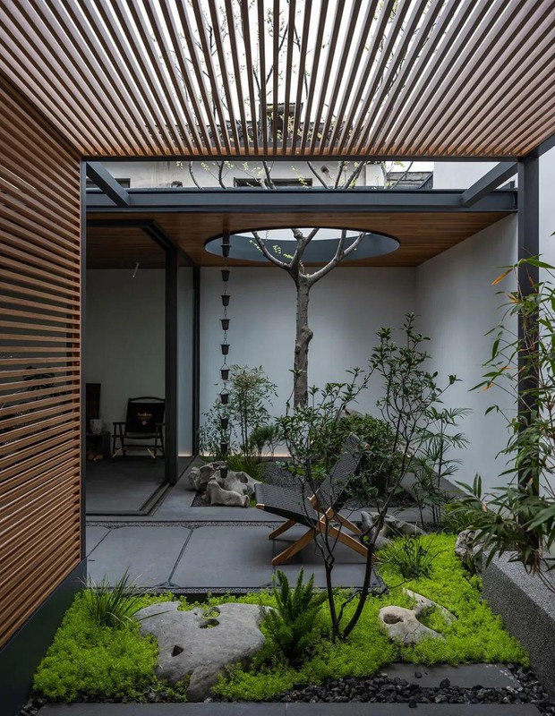 Chi hơn 20 tỷ đồng chỉ để xây sân vườn trong ngôi nhà 450m2: Tưởng đắt mà thành quả gây bất ngờ, quanh năm không cần bật điều hòa-4