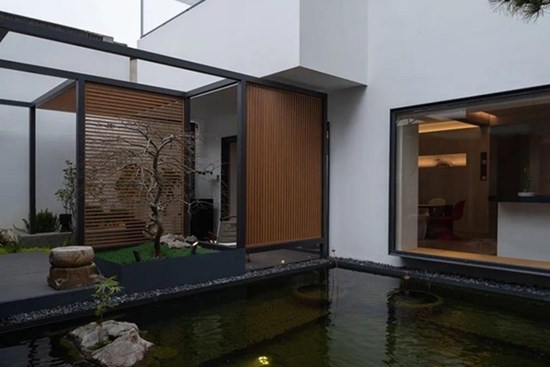 Chi hơn 20 tỷ đồng chỉ để xây sân vườn trong ngôi nhà 450m2: Tưởng đắt mà thành quả gây bất ngờ, quanh năm không cần bật điều hòa