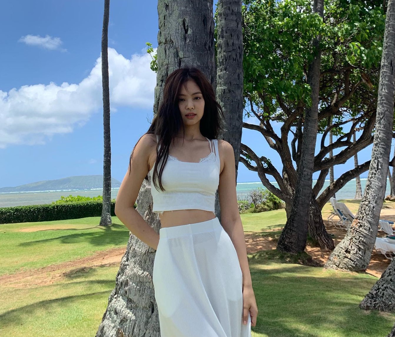 Mặc trang phục màu trắng đẹp và sang như Jennie với 10 công thức-2