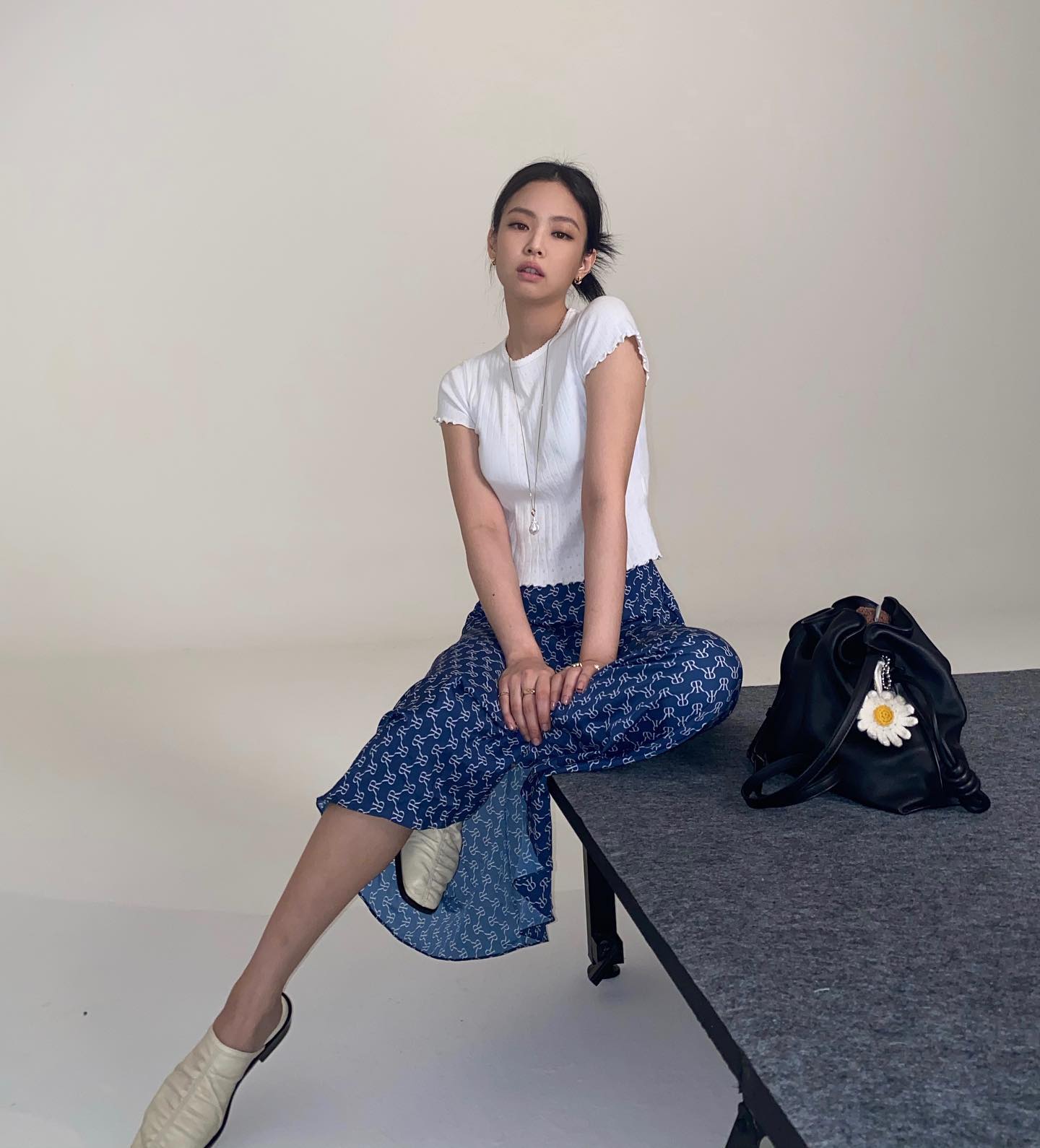 Mặc trang phục màu trắng đẹp và sang như Jennie với 10 công thức-4