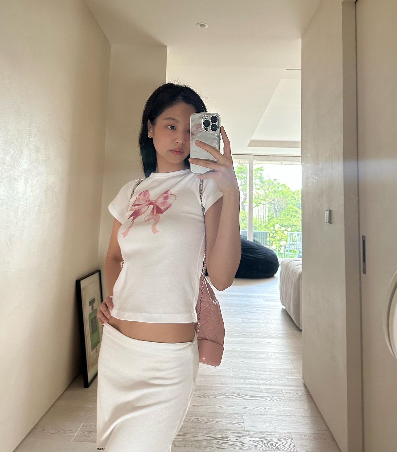 Mặc trang phục màu trắng đẹp và sang như Jennie với 10 công thức-8