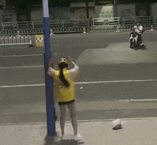 Đằng sau clip nữ shipper bật khóc vì mất xe giữa đêm: Trào lưu dàn dựng tình huống giả trên mạng xã hội Trung Quốc-1
