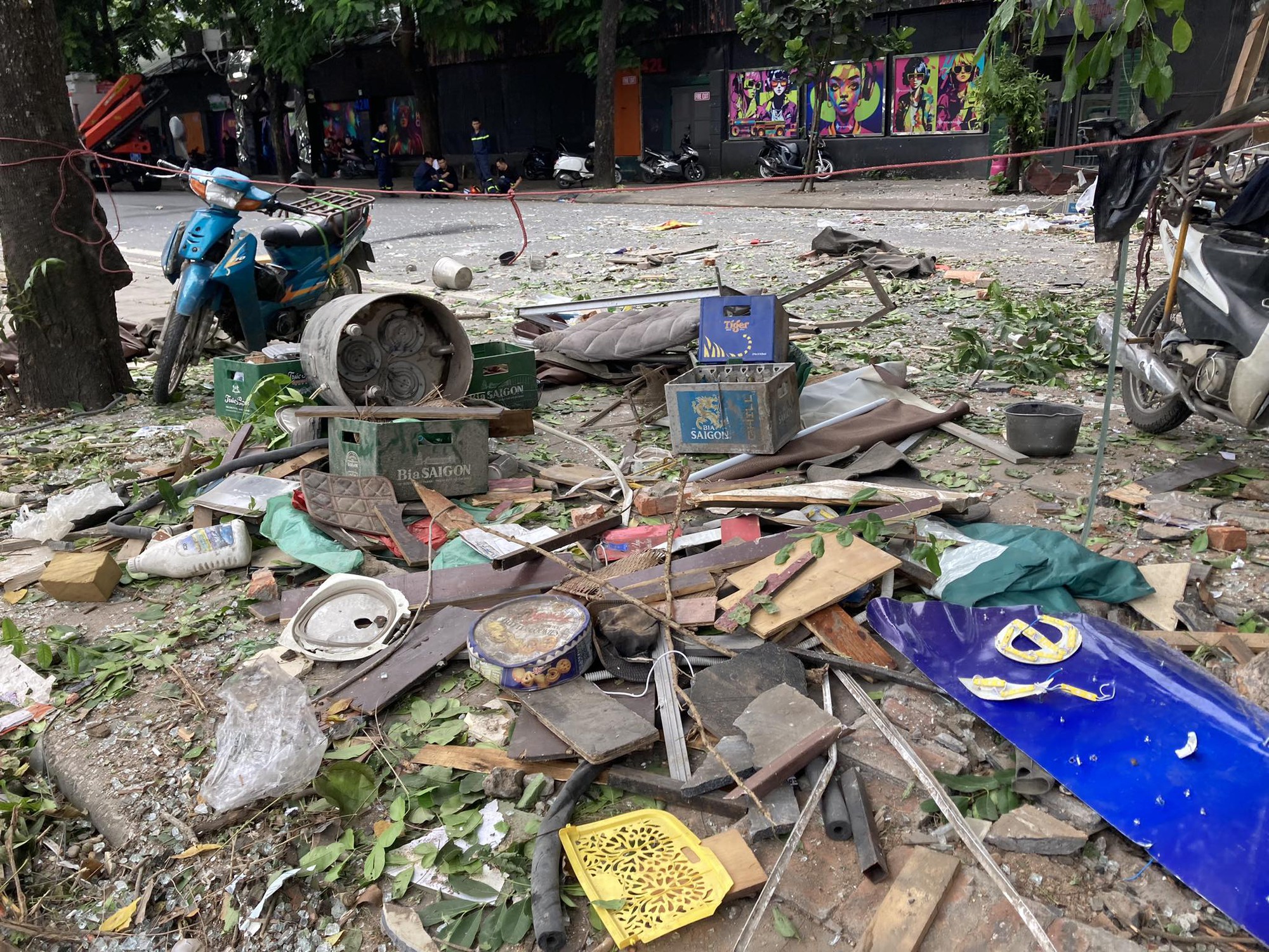 Hiện trường ngổn ngang sau vụ nổ lớn trên đường Yên Phụ, Hà Nội-2