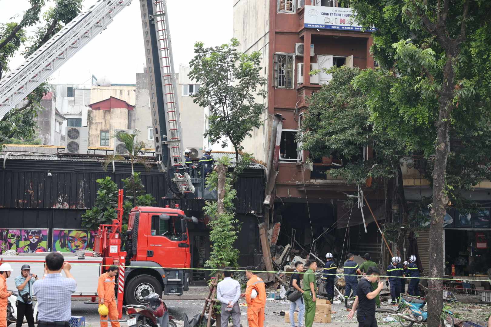 Hiện trường ngổn ngang sau vụ nổ lớn trên đường Yên Phụ, Hà Nội-6