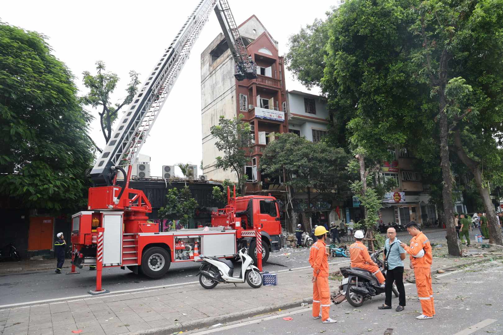 Hiện trường ngổn ngang sau vụ nổ lớn trên đường Yên Phụ, Hà Nội-4
