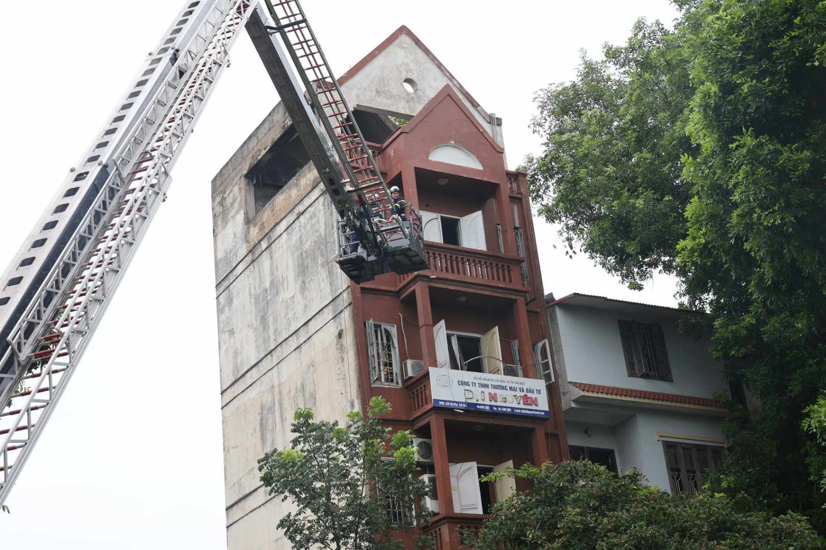 Hiện trường ngổn ngang sau vụ nổ lớn trên đường Yên Phụ, Hà Nội-7