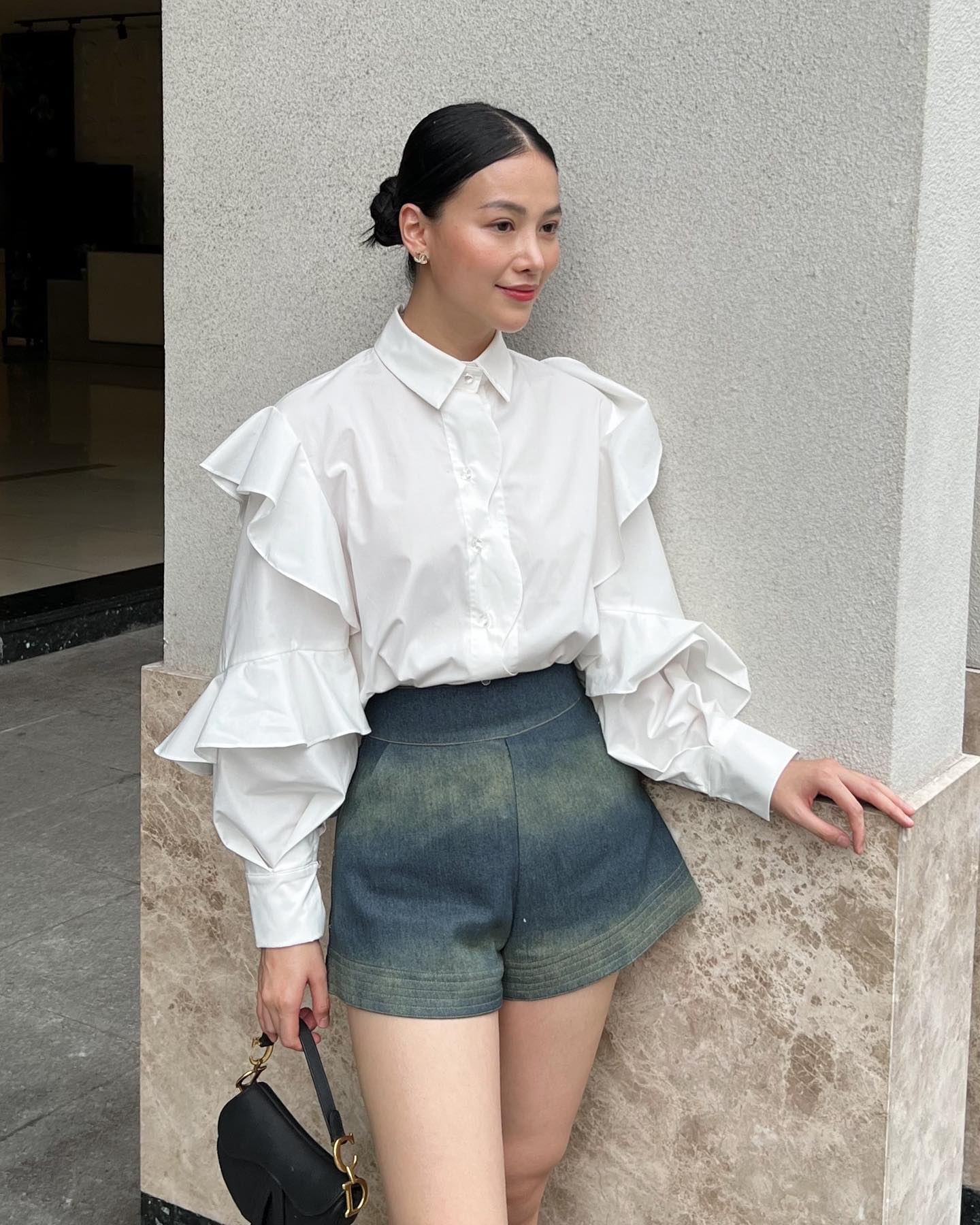 Phong cách diện áo sơ mi chuẩn thanh lịch của Hoa hậu Phương Khánh-2
