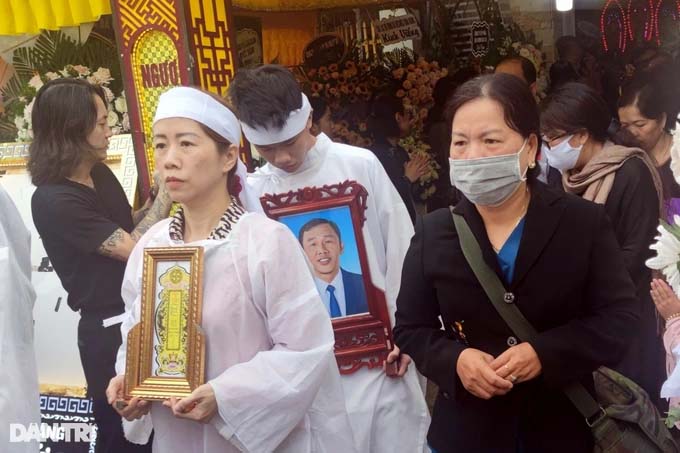 Dòng người nối dài tiễn đưa trợ lý HLV CLB HAGL Dương Minh Ninh-2