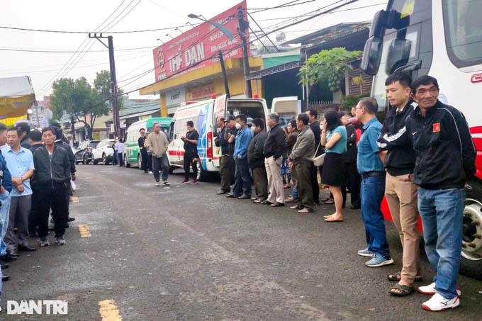 Dòng người nối dài tiễn đưa trợ lý HLV CLB HAGL Dương Minh Ninh-1