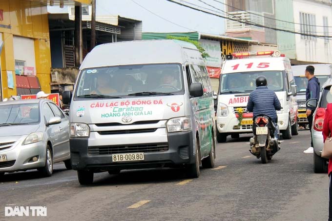 Dòng người nối dài tiễn đưa trợ lý HLV CLB HAGL Dương Minh Ninh-3