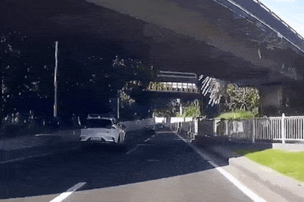 Cột điện xuyên thủng ô tô, tài xế thoát nạn trong gang tấc-1