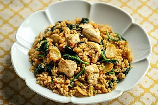 Cách làm cơm chiên ức gà thơm ngon đến miếng cuối cùng cho người ăn kiêng