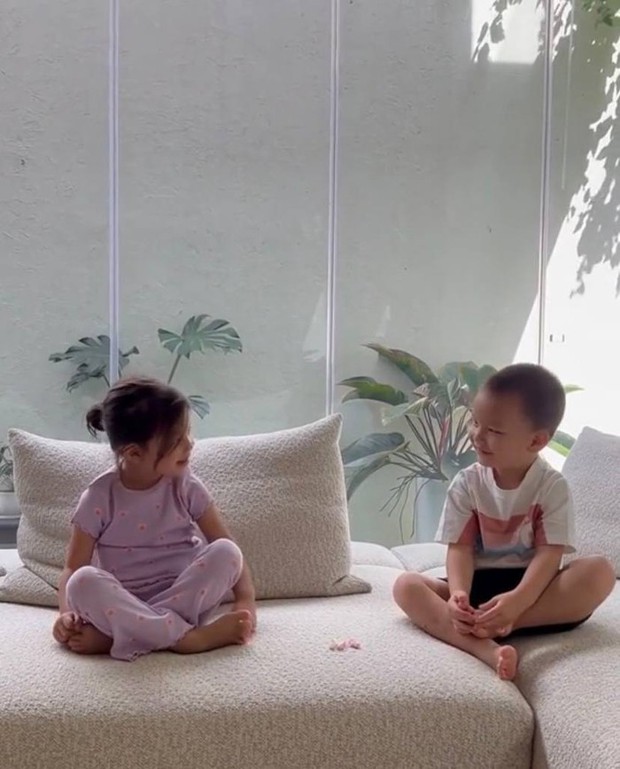 Tham gia thử thách không được ăn kẹo cùng mẹ, 2 con nhà Hà Hồ thể hiện tính cách trái ngược-3