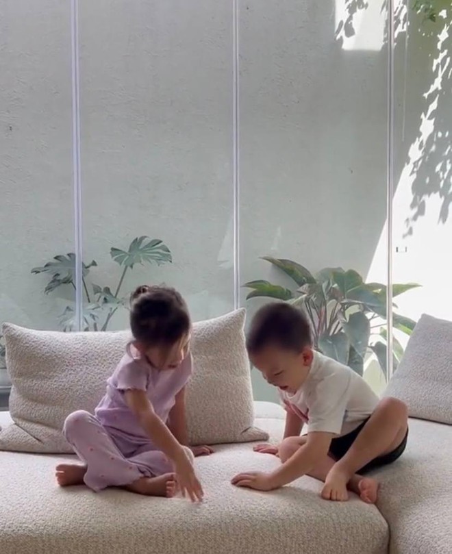 Tham gia thử thách không được ăn kẹo cùng mẹ, 2 con nhà Hà Hồ thể hiện tính cách trái ngược-5