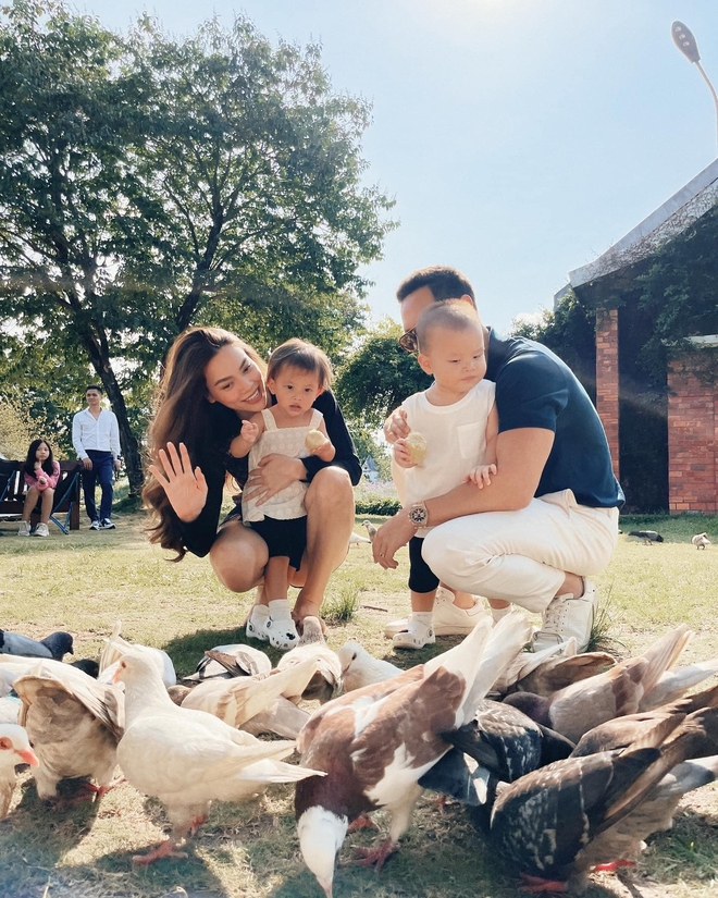 Tham gia thử thách không được ăn kẹo cùng mẹ, 2 con nhà Hà Hồ thể hiện tính cách trái ngược-7