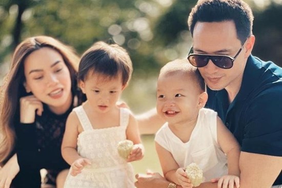 Tham gia thử thách không được ăn kẹo cùng mẹ, 2 con nhà Hà Hồ thể hiện tính cách trái ngược