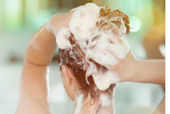 Muối kết hợp với dầu gội có công dụng bất ngờ