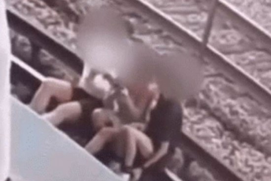 Lên đường tàu chụp ảnh, nhóm người gặp sự cố ám ảnh
