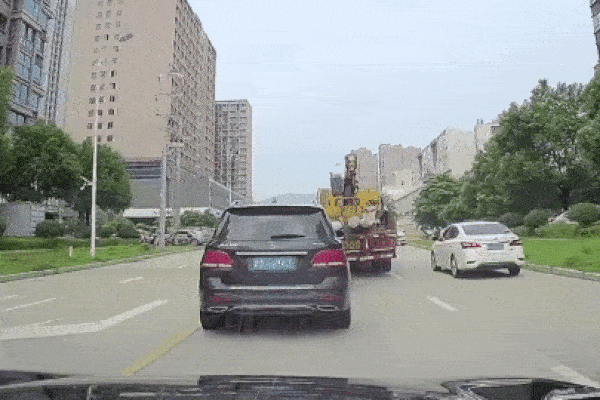 Cột điện xuyên thủng ô tô, tài xế thoát nạn trong gang tấc