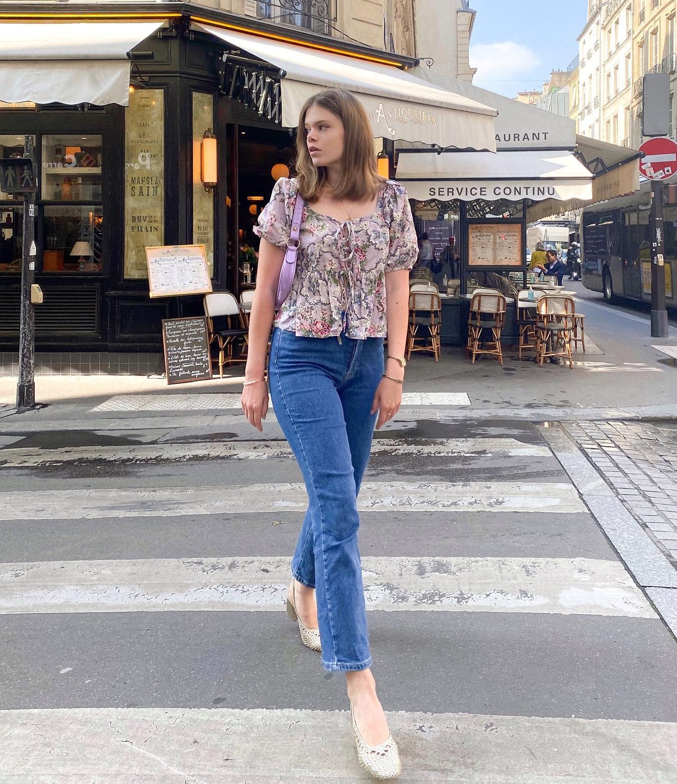 Phụ nữ Pháp diện quần jeans ống đứng theo 10 công thức thanh lịch-1