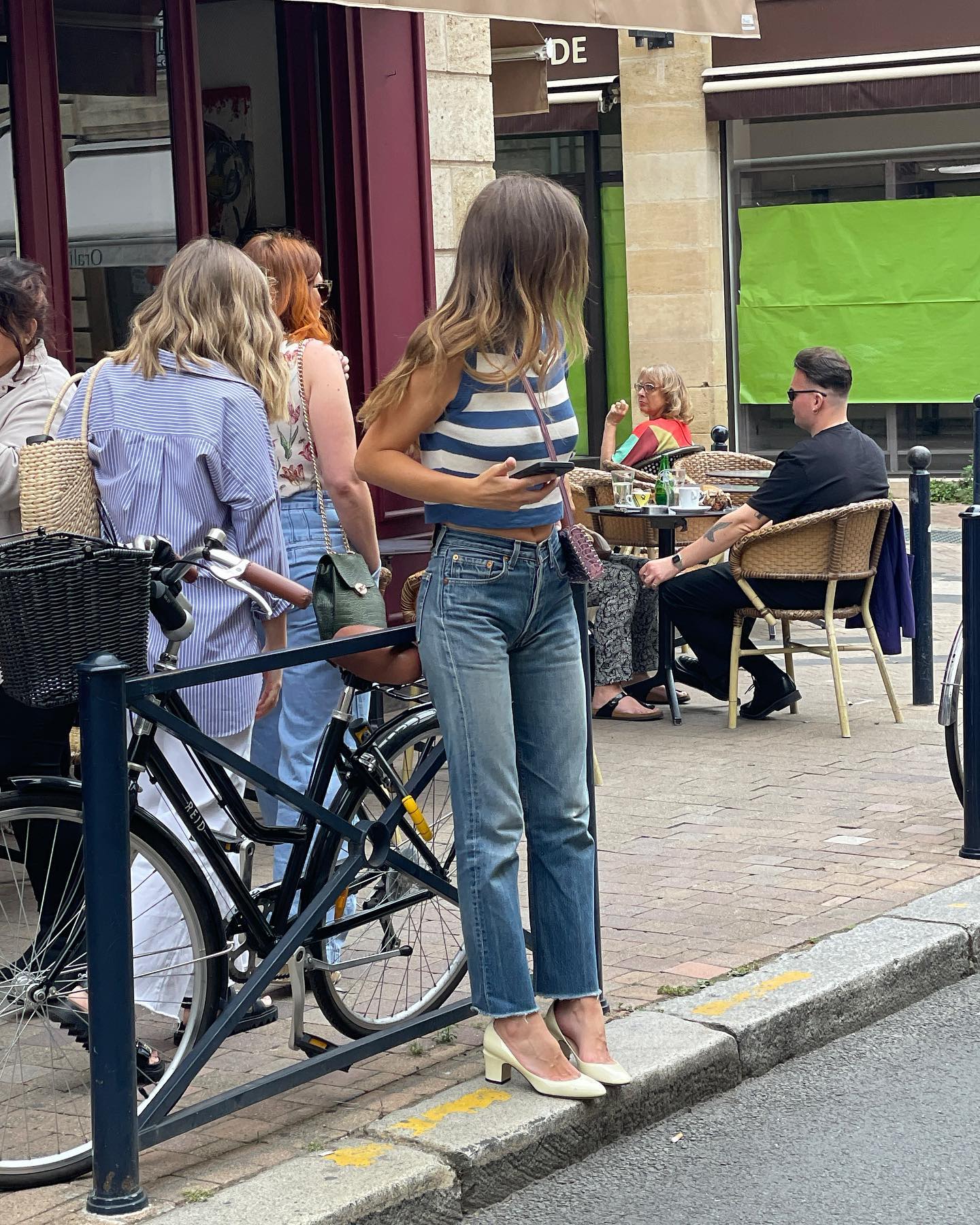 Phụ nữ Pháp diện quần jeans ống đứng theo 10 công thức thanh lịch-7