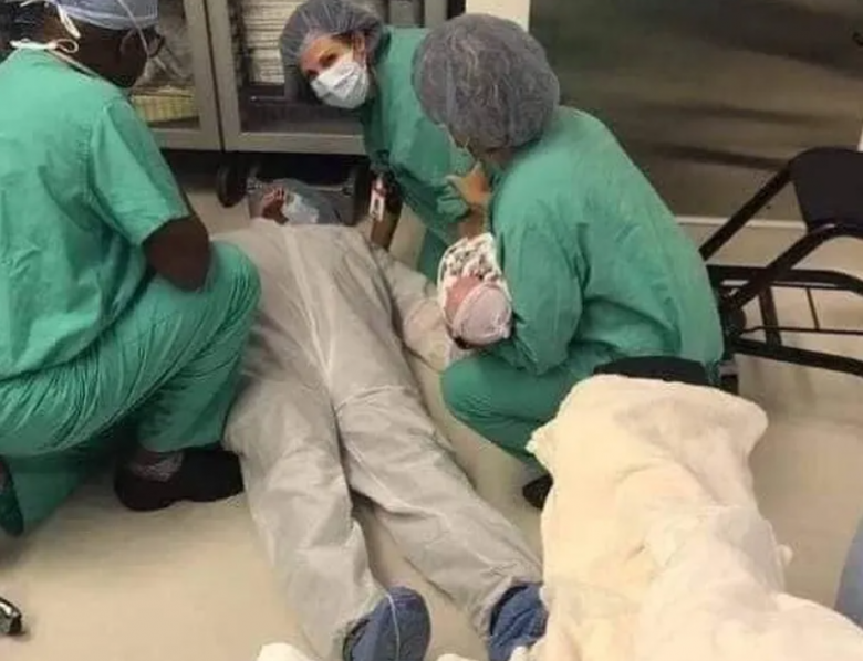 Đang sinh con, người vợ khóc không thành tiếng khi thấy phản ứng của chồng-2