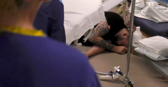 Đang sinh con, người vợ khóc không thành tiếng khi thấy phản ứng của chồng-3