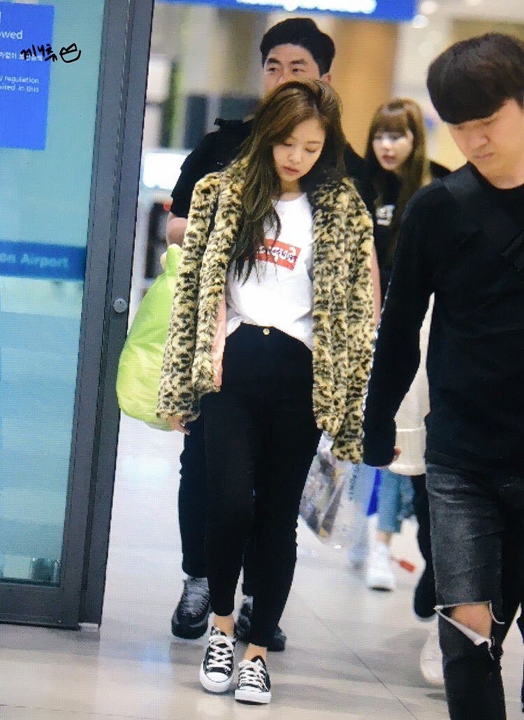 Jennie (BlackPink) mặc gì ra sân bay suốt 7 năm qua?-3