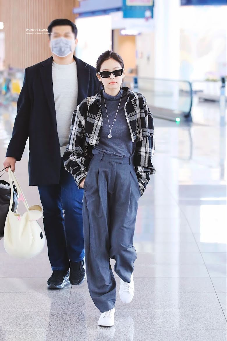 Jennie (BlackPink) mặc gì ra sân bay suốt 7 năm qua?-11