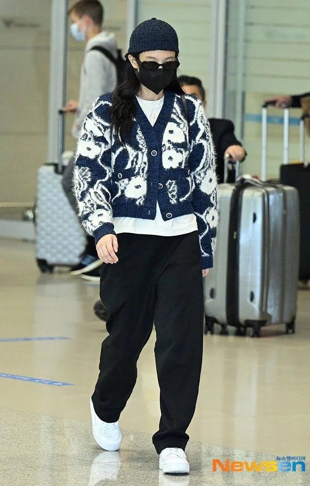 Jennie (BlackPink) mặc gì ra sân bay suốt 7 năm qua?-15