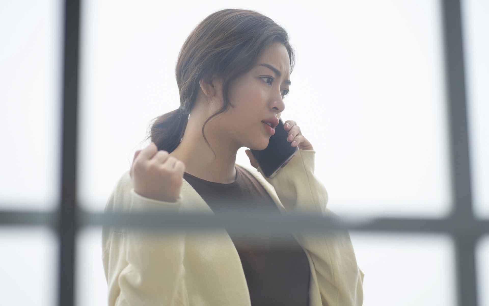 Nửa đêm con sốt, tôi gọi điện cho chồng thì sửng sốt khi nghe giọng cô giúp việc-1