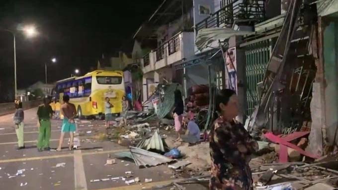 Xe khách giường nằm chở 20 người tông liên hoàn 9 nhà dân-1