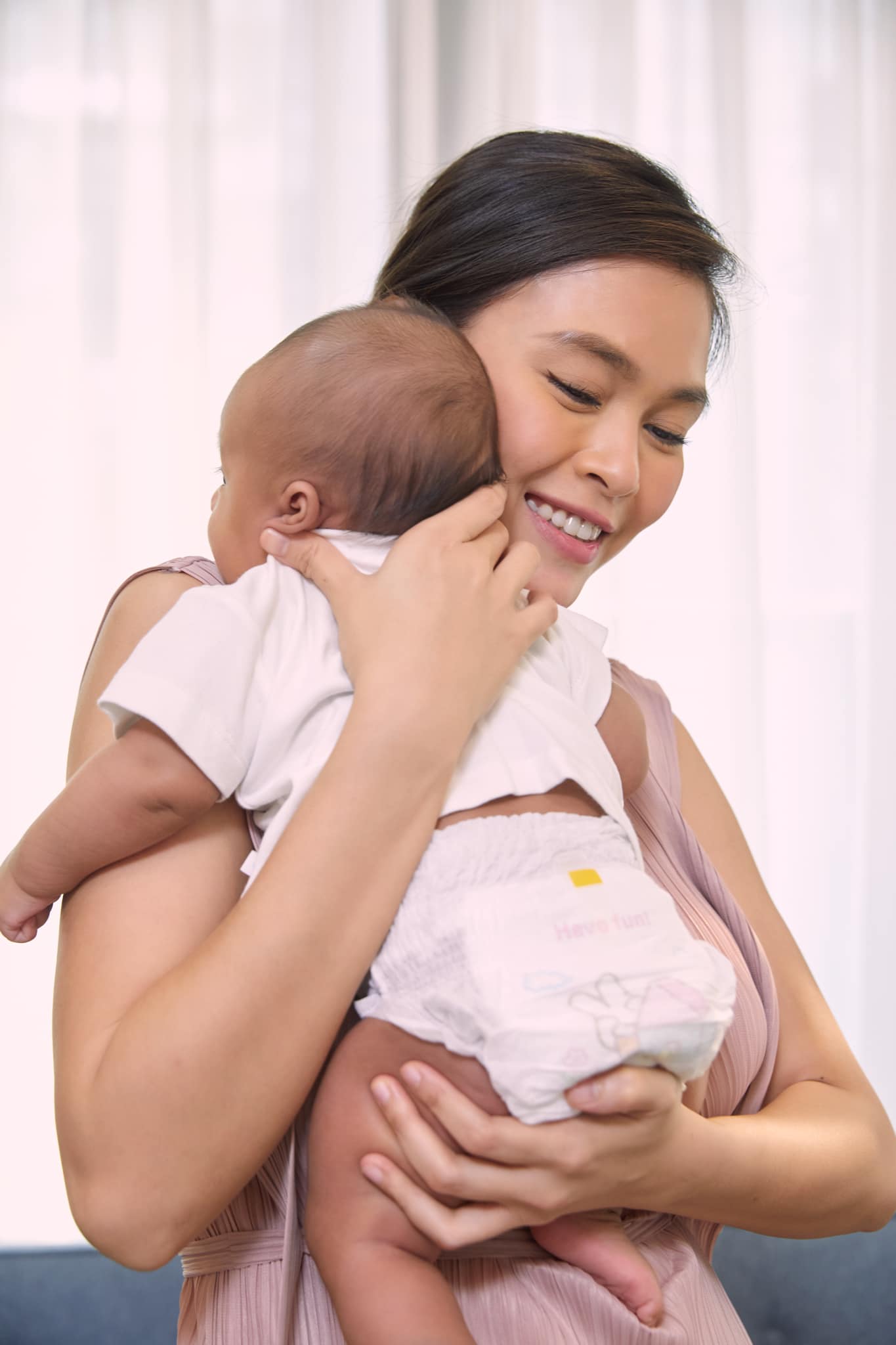 Bị chỉ trích cai sữa sớm để nhàn thân, Á hậu Vbiz trải lòng những điều chỉ có ai làm mẹ rồi mới hiểu-2