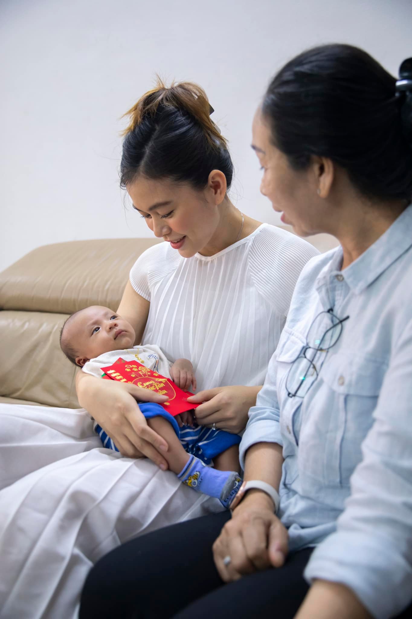 Bị chỉ trích cai sữa sớm để nhàn thân, Á hậu Vbiz trải lòng những điều chỉ có ai làm mẹ rồi mới hiểu-5