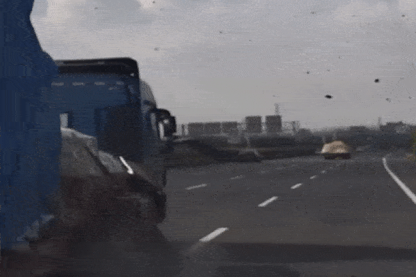 Khoảnh khắc bé gái thoát nạn trong gang tấc nhờ phản ứng cực nhanh-1