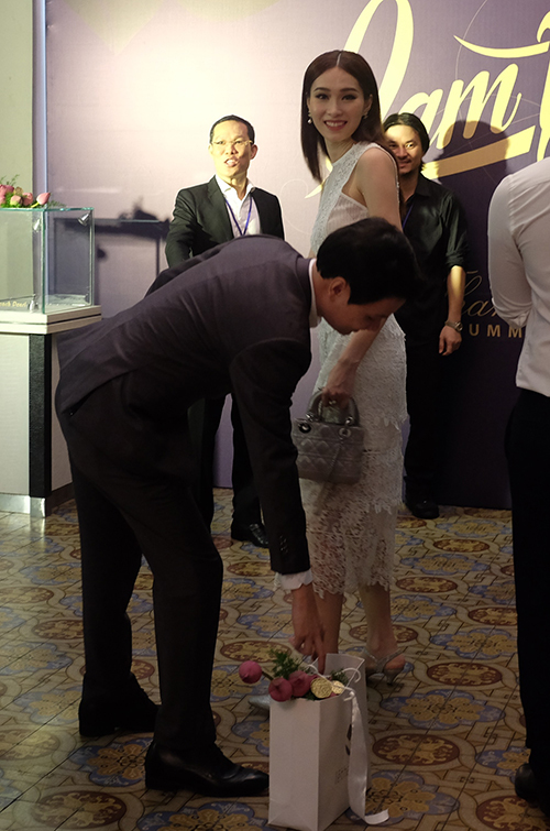 Loạt ảnh Đặng Thu Thảo lọt vào camera thường: Nhan sắc có còn được như thần tiên tỷ tỷ?-9