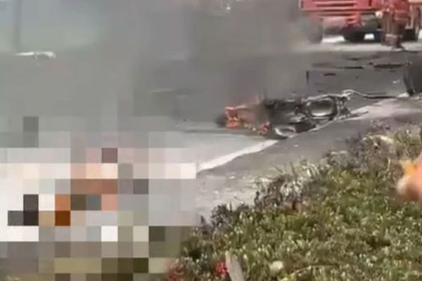 Máy bay Malaysia rơi và phát nổ giữa đường cao tốc, toàn bộ hành khách thiệt mạng-4