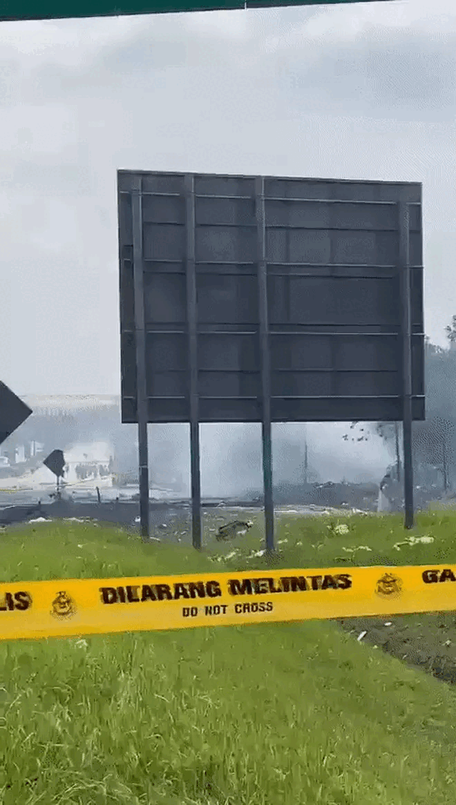 Máy bay Malaysia rơi và phát nổ giữa đường cao tốc, toàn bộ hành khách thiệt mạng-2