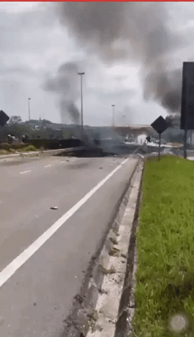 Máy bay Malaysia rơi và phát nổ giữa đường cao tốc, toàn bộ hành khách thiệt mạng-3