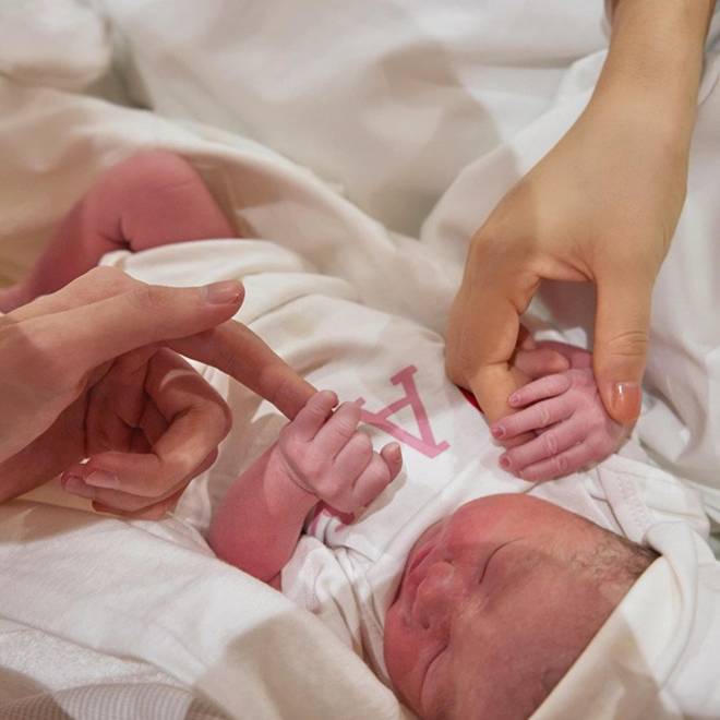 Cặp đôi em thích chị đón con gái chào đời, nhan sắc trên bàn đẻ vẫn đẹp xuất sắc-3